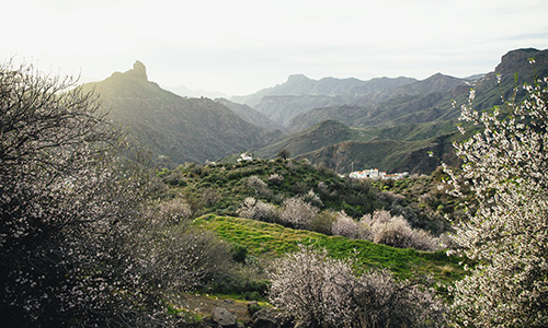 Vista del Pueblo y el Roque Bentayga